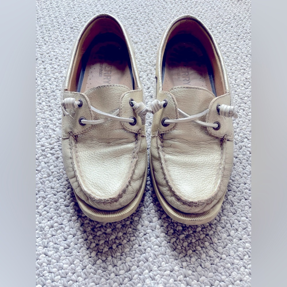 Gold sperries size 8